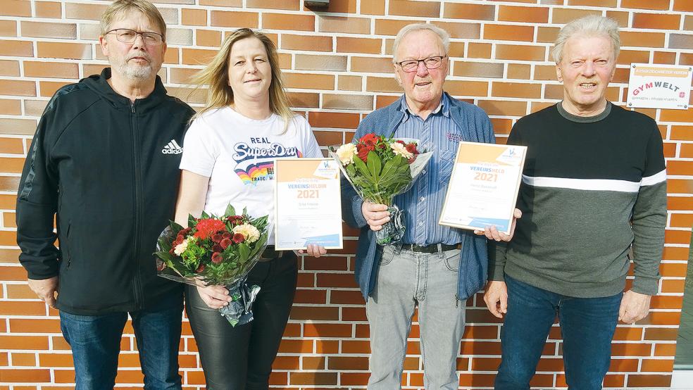 Wilhelm Timmer (links), 1. Vorsitzender des TV Bunde, und Geschäftsführer Reinhard Borchers bedankten sich bei Silke Freese und Heinz Boekhoff für ihr Engagement.  © Foto: TV Bunde