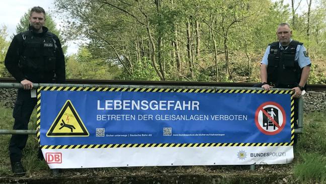 Steine und Äste auf Gleisen