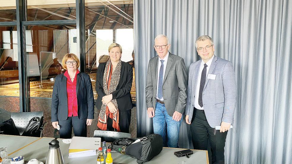 Kirchenpräsidentin Susanne Bei der Wieden, Präsidentin von »Brot für die Welt«, Dagmar Pruin, Präses Norbert Nordholt und Vizepräsident Helge Johr (von links) stellten in Emden die Themen der Synode der Reformierten Kirche vor.  © Foto: Kuper
