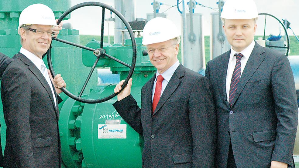 12. September 2013: Gazprom-Vorstandsmitglied Oleg Aksyutin, Landrat Bernhard Bramlage und »astora«-Geschäftsführer Andreas Renner (von rechts) drehen symbolisch den Gashahn für die Befüllung von zwei Kavernen in Jemgumkloster auf. Heute steht Oleg Aksyutin wegen des russischen Überfalls auf die Ukraine auf der Sanktionsliste Großbritanniens.  © Archivfoto: Szyska