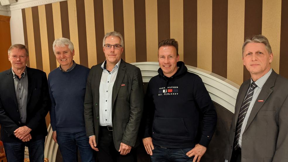 Jörg Frerichs (Hauptgeschäftsführer der Handwerkskammer für Ostfriesland) (1. v.r.) gratuliert dem ausscheidenden Obermeister der Baugewerbe-Innung Leer-Rheiderland Heiko de Vries (1. v.l.) und dem neuen Obermeister und seinen Stellvertretern der Baugewerbe-Innung Leer-Wittmund zu ihrer erfolgreichen Wahl: 2. Stellv. Obermeister Jan Denkena (2. v.l.), Obermeister Uwe Tellkamp (3. v.l.) und 1. Stellv. Obermeister Jörg Voorwold (4. v.l.).  © Foto: Handwerkskammer