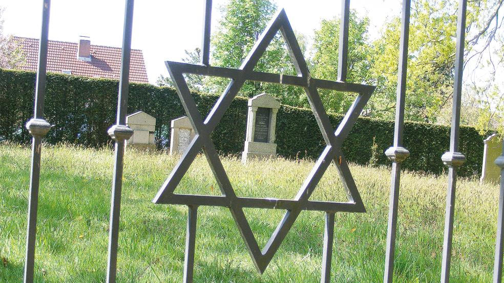 Auf dem jüdischen Friedhof am Buchenweg in Weener fand Louis Victor Israels seine letzte Ruhestätte. Auf seinem Grabstein (in der Mitte des Davidsterns) wurde die Bezeichnung »Heimatdichter« zur Nazizeit ausgekratzt und nach dem Zweiten Weltkrieg wieder hinzugefügt. Für seine Frau Rosalie, seinen Sohn Arnold, seine Schwiegertochter Edith sowie seine Enkelkinder Lore Louise und Louis Meenard Peter sollen »Stolpersteine« in der Süderstraße 27 verlegt werden.  © Foto: Szyska