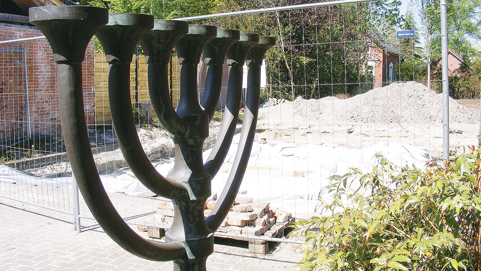 Nach den archäologischen Ausgrabungen am Synagogen-Standort wird zurzeit die Rückverfüllung vorbereitet.  © Foto: Szyska