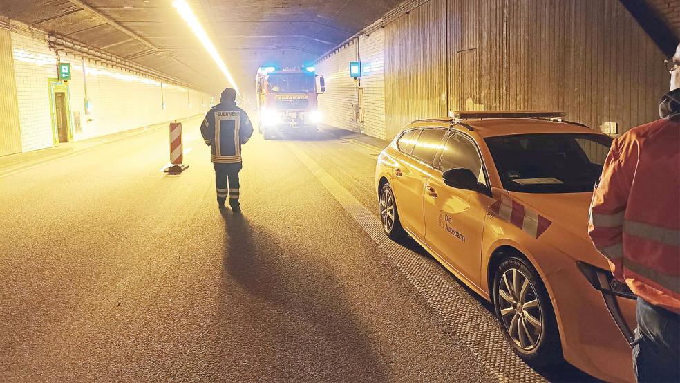 Führungskräfte der beteiligten Feuerwehren trafen sich im Emstunnel mit der Autobahnmeisterei.  © Foto: Feuerwehr Jemgum