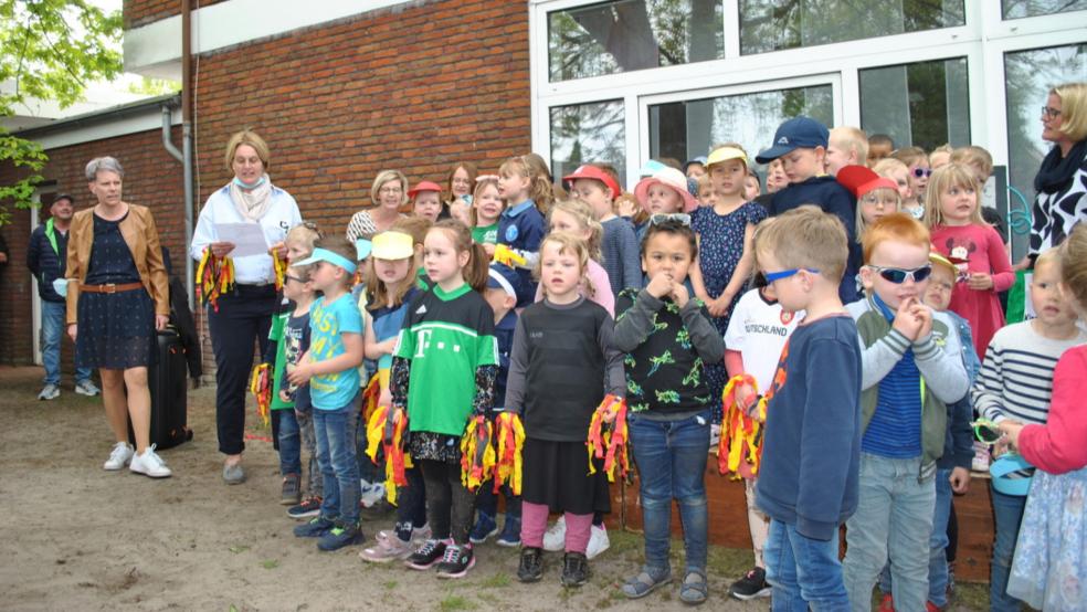 Beim 50-jährigen Jubiläum des Möhlenwarfer Kindergartens sangen die Kinder gemeinsam ein Lied.  © Foto: Meyer
