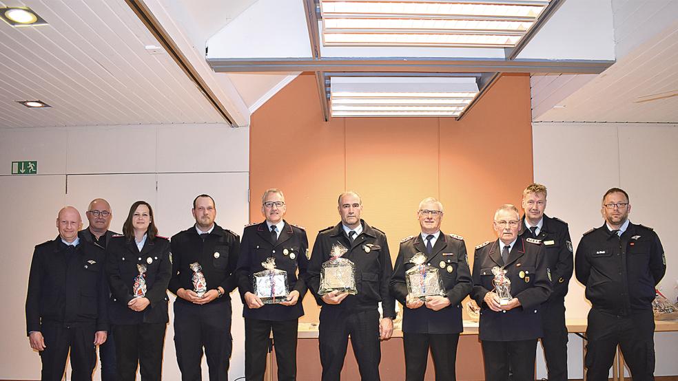 Zehn Beförderungen in Jemgum: (von links) Stephan Hilbrands (stellvertretender Gemeindebrandmeister), Ralf Broß (Oberlöschmeister), Johann Bödeker (Lösch­meister), Andree Dannen (Oberlöschmeister), Stefanie Veldkamp, Jörg Rösing, Florian Stahlhut und Michael Dannen (Erster Hauptfeuerwehrmann/-frau), Sandra Lamprecht, Tammo Smidt und Nils Wissmann (Oberfeuerwehrfrau/-mann).  © Fotos: Kuper 