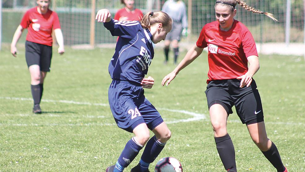 Laura Pruin (rechts) staubte nach einer Ecke zum 1:1 aus und sicherte ihrem Team somit einen Punkt.  © Foto: Yzer