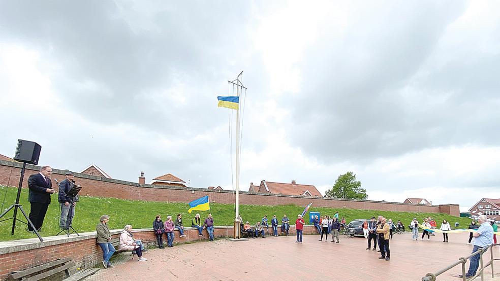 Am Ditzumer Hafen wurde eine Mahnwache gegen den Ukraine-Krieg gehalten.  © Foto: Kuper