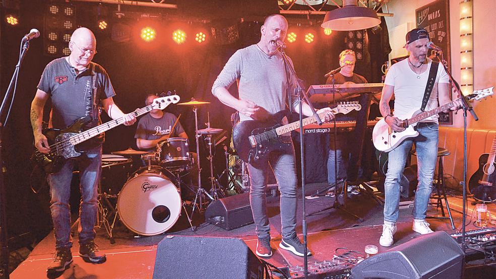 Die Band »Accuracy« spielte in der Café & Bar »Celona« im Rahmen von »Leer live« groß auf  © Foto: Ammermann