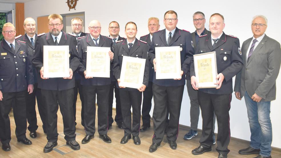 Eine Ehrenurkunde erhielten bei der Feuerwehr Weener (von links) Manfred Bruns und Uwe Hartmann (40 Jahre) sowie Timo Scheidel, Hendrik Tirrel und Michael Wessels (25 Jahre). Mit auf dem Foto sind (von links) Holger Bleicher (Kreisfeuerwehr), Ortsbrandmeister Hans-Joachim Kotulla und sein Stellvertreter Ewald Spengel, Stadtbrandmeister Jörg Fisser, sein Stellvertreter Helmut Erfkamp, Bürgermeister Heiko Abbas und Ortsvorsteher Friederich Sap.  © Fotos: Kuper