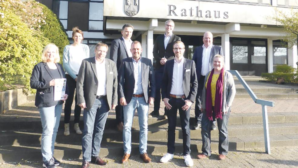 Die Mitglieder der LAG »Region Östlich der Ems« haben das LEADER-Entwicklungskonzept einstimmig beschlossen. Aus dem Rheiderland waren die Bürgermeister Uwe Sap aus Bunde (hinten, 2. von links) und Heiko Abbas aus Weener (hinten, 2. von rechts) anwesend.  © Foto: privat