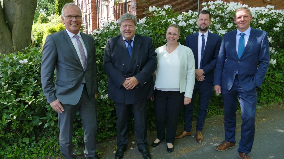 »Ostfriesland hat in Sachen Lebensqualität und Hightech einiges zu bieten«: AGV-Hauptgeschäftsführer Johann Doden (links) und sein Stellvertreter Jörg Thoma (rechts) mit dem Vorsitzenden Frank Wessels (Zweiter von links) sowie den beiden Juristen Eckart Schulte und Ines Pollmann.  © Foto: Jürgens