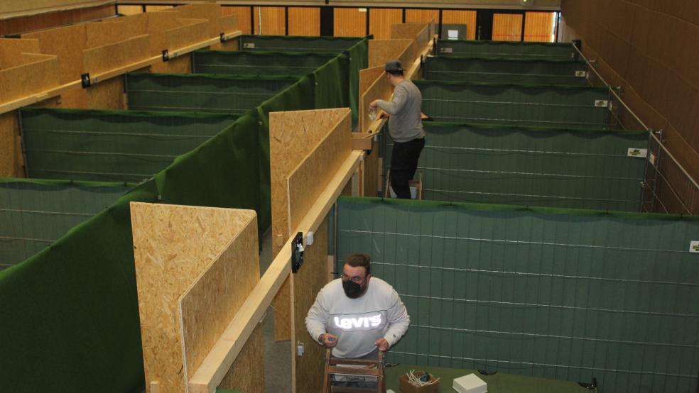 In der BBS-Sporthalle sind momentan rund 120 Menschen untergebracht. Die Aufnahmestelle verfügt über 42 Kabinen mit insgesamt 126 Betten. © Berents