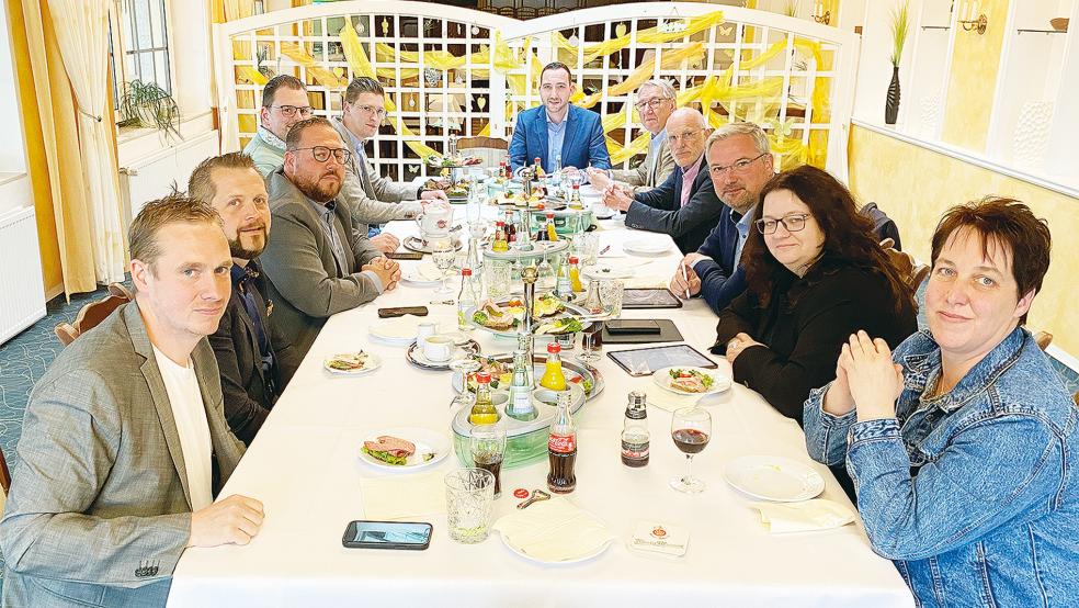 Vertreter des Vorstands des Vereins reisender Schausteller Ostfriesland trafen sich jüngst mit der Spitze der SPD im Kreis Leer zu einem Gedankenaustausch im Hotel Lange in Esklum.  © Foto: SPD