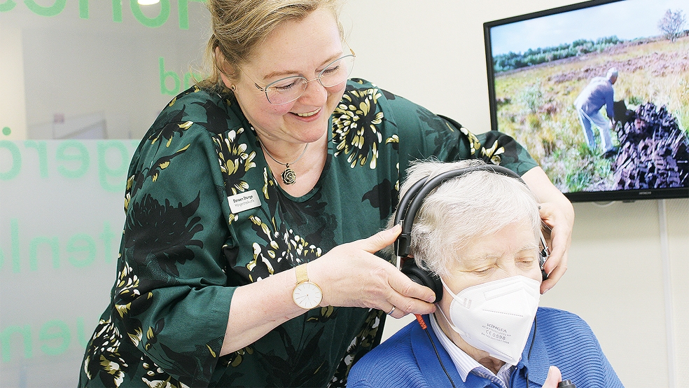 Im Akustikraum im Krankenhaus Rheiderland führt Doreen Stange, Mitarbeiterin von Hörakustikermeister Sibo Müller, mit einer Kundin einen Hörtest durch.  © Foto: Busemann