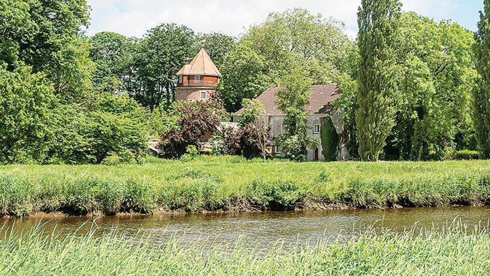 Idyllische Lage am Ufer der Jümme: Die Burg Stickhausen wurde um 1435 von der Hansestadt Hamburg errichtet, um ihre nach Westen führenden Handelswege zu schützen. Den noch erhaltenen Rundturm ließ Graf Edzard I. um 1498 erbauen.  © Foto: privat