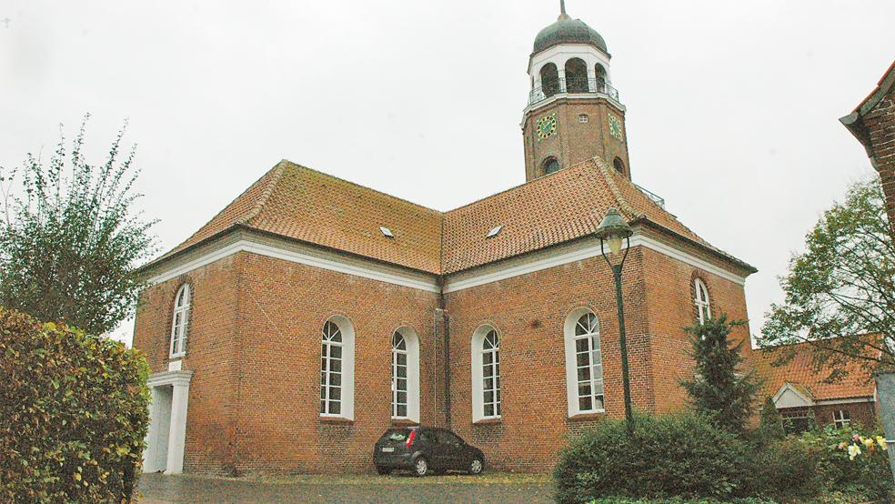 Zur vakanten Pfarrstelle zählen neben der Jemgumer Gemeinde (im Bild die Kreuzkirche) auch Midlum, Böhmerwold und Marienchor mit insgesamt 1450 Mitgliedern. Nach den Statuten wären 1860 Mitglieder für eine volle Pfarrstelle nötig.  © Foto: Szyska