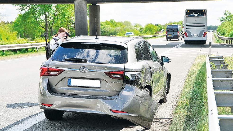 Drei beteiligte Fahrzeuge, der Sachschaden ist hoch. Zum Glück gab es beim Unfall nur zwei Leichtverletzte.  © Foto: Wolters