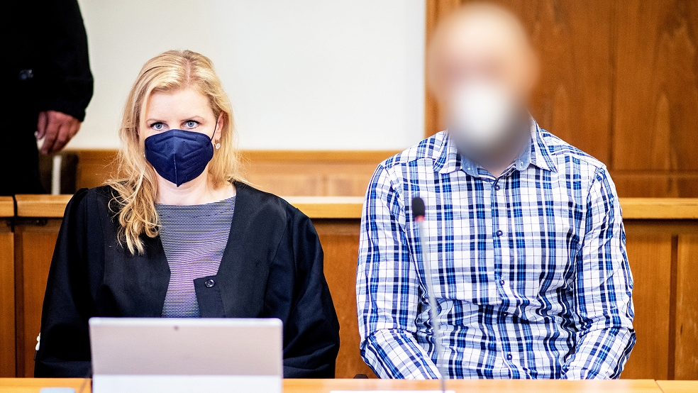 Der Angeklagte vor Prozessbeginn im Landgericht neben seiner Verteidigerin Sandra Baumann. Jetzt wurde der 34-Jährige für schuldig gesprochen.  © Foto: Dittrich/dpa