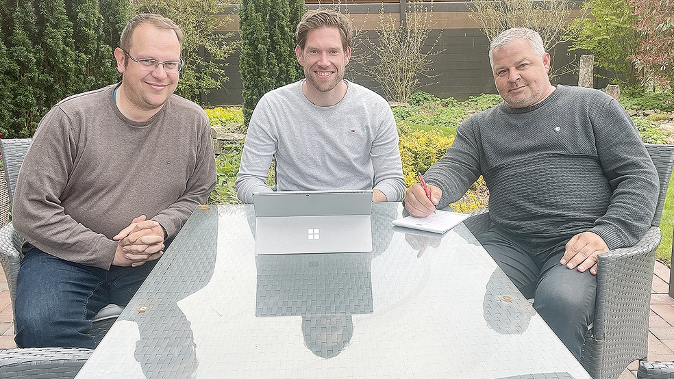 Matthias Schmidt (von links), Heiner Husmann und Michael Fokken werden die Auswahlmannschaft des Rheiderlandes im Spiel gegen Rot-Weiß Essen betreuen.  © Foto: Meyer
