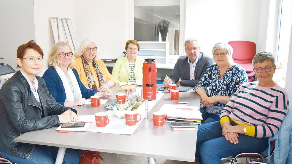 Arbeitsgespräch mit (von links) Anke Schlingmann (AsF Kreis Leer), Hebamme Veronika Bujny, Gesine Röhr (AsF Bezirk), Hanne Modder, Sascha Laaken (beide MdL), Christiane Köller und Frauke Maschmeyer-Pühl (beide AsF Kreis Leer).  © Foto: privat
