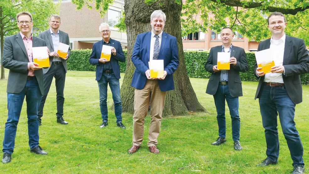 Stellten das neue Emder Jahrbuch vor: (von links) Dr. Michael Hermann, Dr. Matthias Stenger, Dr. Paul Weßels, Dr. Klaas-Dieter Voß, Gregor Strelow, Dr. Kestutis Daugirdas.  © Foto: Jürgens