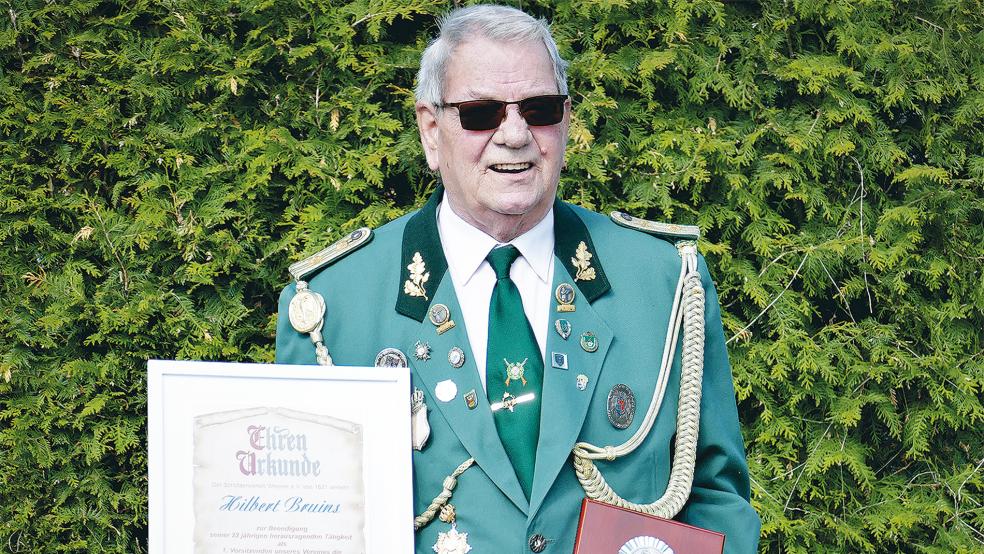 Sichtlich bewegt nahm der scheidende Vorsitzende Hilbert Brui­ns die Ehrungen entgegen.  © Fotos: privat