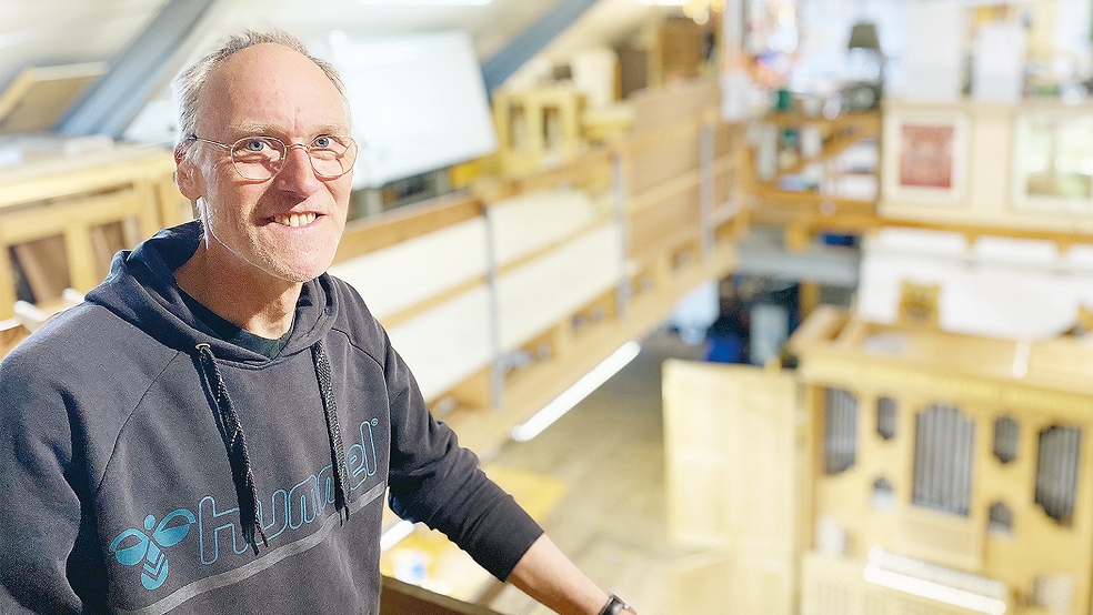 Harm Dieder Kirschner in seiner Werkstatt in Stapelmoor. Hier steht derzeit eine Barockorgel, die er für einen Privatmann gebaut hat.  © Fotos: Hanken