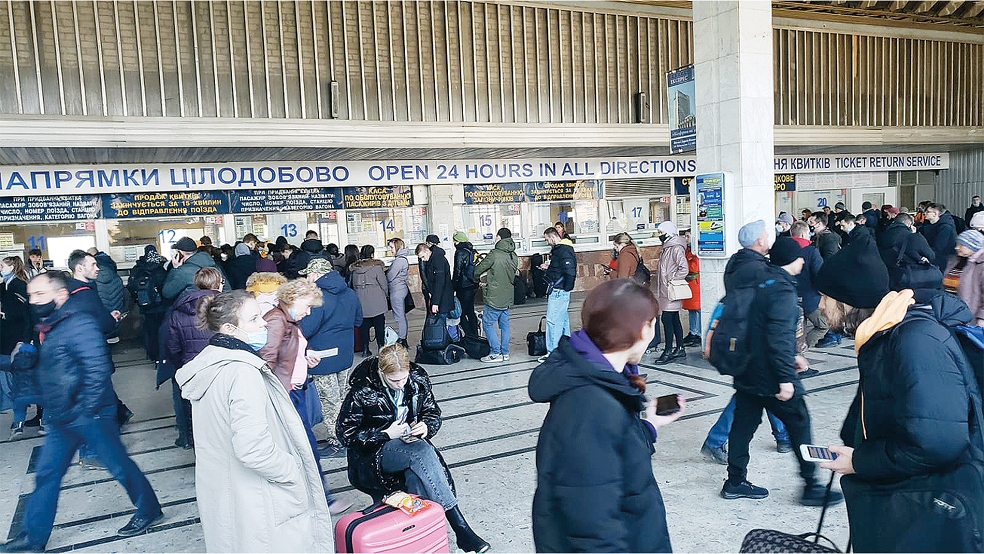 Bloß schnell raus: An den Fahrkartenschaltern im Bahnhof von Charkiw bildeten sich nach dem Kriegsausbruch lange Warteschlangen.  © Fotos: privat (4), Szyska (5)