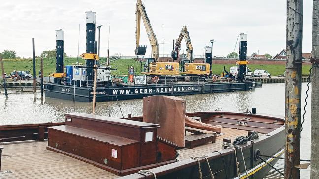 Neue Stahlpfähle für Steganlage
