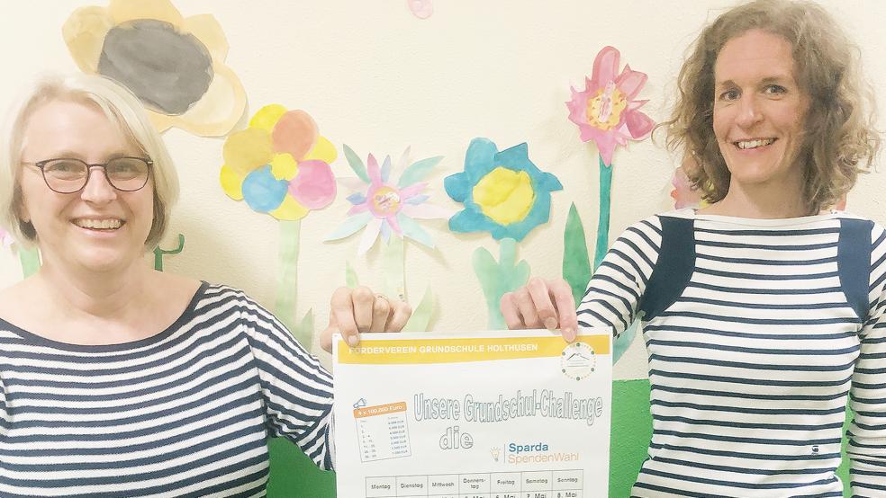 Am 31. März endet die SpardaSpendenwahl. Bis dahin wird jeden Tag die aktuelle Platzierung der Grundschule Holthusen im Kalender eingetragen. Seit dem 6. Mai ist sie auf Platz 1. Sehr erfreut darüber sind Ruth Warnken (links) und Linda Gerdes.  © Foto: Busemann