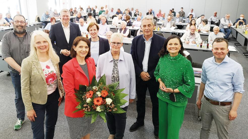 Auf dem Kreisparteitag der CDU in Ostrhauderfehn wurde unter anderem der geschäftsführende Vorstand der Christdemokraten im Landkreis Leer gewählt. Melanie Nonte (vorne, Zweite von links) bleibt Kreisvorsitzende. Hildegard Hinderks aus Weenermoor (Mitte) wurde mit 90 Prozent zu Nontes Stellvertreterin gewählt. Auf dem Foto fehlt Malte Blümel aus Jemgum.  © Foto: privat