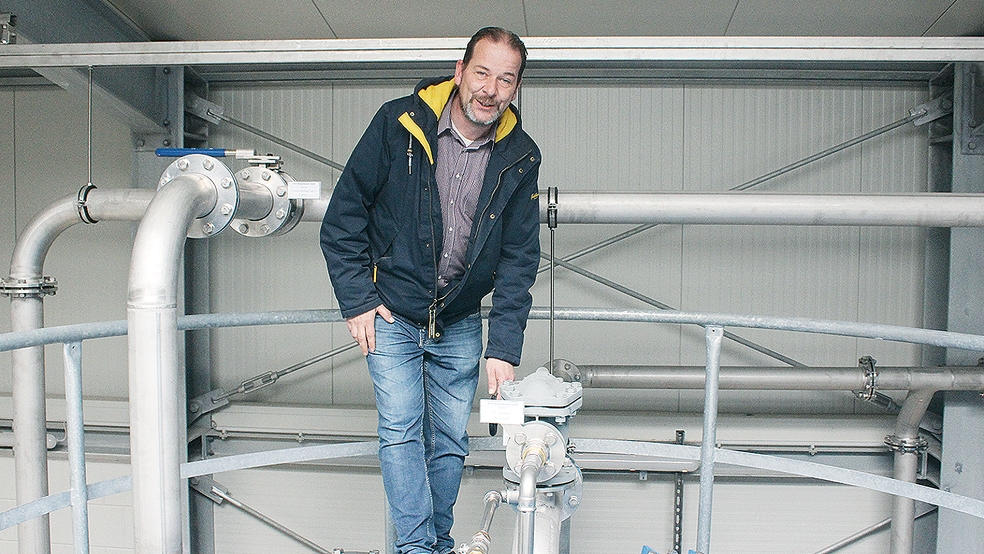 Lutz Hanneken kontrolliert einen Wasserfilter des WVV Rheiderland. Darin wird das Rohwasser zu Trinkwasser aufbereitet.  © Foto: Berents
