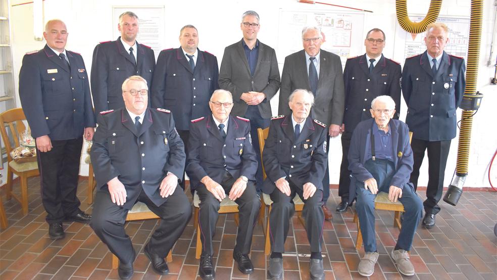 Den geehrten Mitgliedern (sitzend, von links) Joachim Broß (40 Jahre), Bernhard Groenewold und Friedrich Köller (beide 60 Jahre) und Stoffer Niemann (75 Jahre) gratulierten (von links) Ralf Heykants (Kreisfeuerwehr), Ortsbrandmeister Thorsten Duismann, sein Stellvertreter Siegfried Buttjes, Bürgermeister Heiko Abbas, Ortsvorsteher Bernhard Siemons, Stadtbrandmeister Jörg Fisser und sein Stellvertreter Helmut Erfkamp.  © Fotos: Kuper