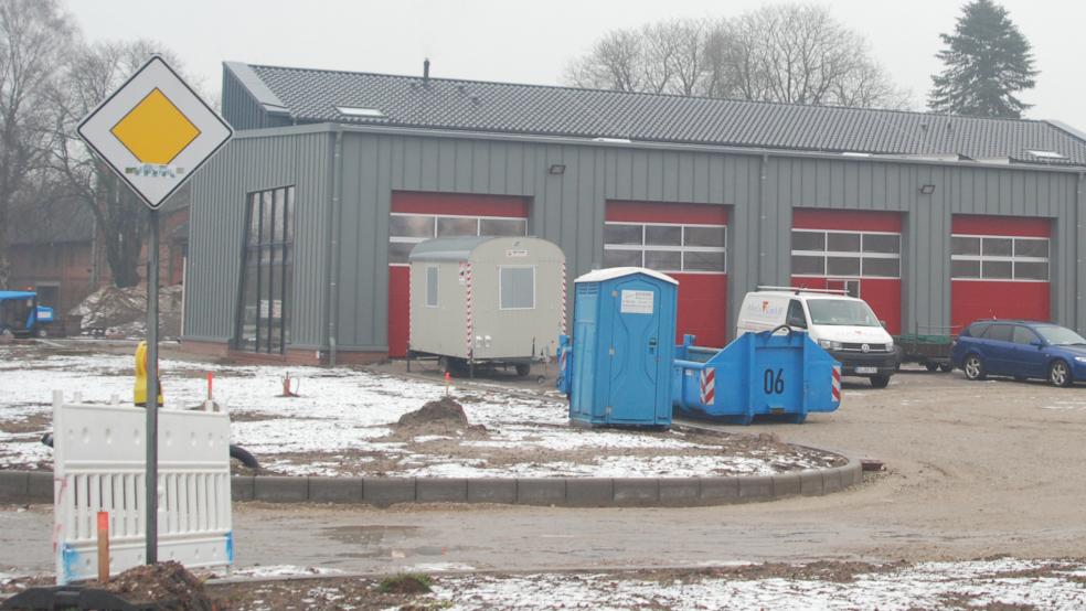 Bis in Stapelmoor ein neues Feuerwehrhaus für die Wehren Diele, Stapelmoor und Vellage gebaut werden kann, wird noch einige Zeit vergehen. Auf unserem Archivfoto ist die Baustelle des Feuerwehrhauses an der B 436 in Weener im Dezember 2018 abgebildet.  © Foto: Hoegen