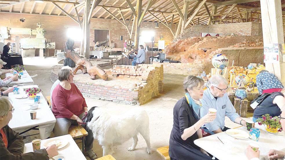 Neben »Kunst und Klinker« gab es im Ziegeleimuseum auch Plätze zum Ausruhen mit Kaffee und Kuchen sowie Musik von Bernd-Johann »Biber« Behrends aus Jemgum.  © Fotos: Kuper