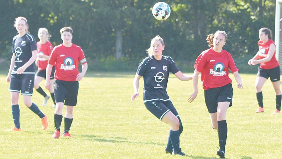 Die Spielgemeinschaft (rote Trikots) beherrschte den Gegner aus Detern nach Belieben.  © Foto: Ammermann