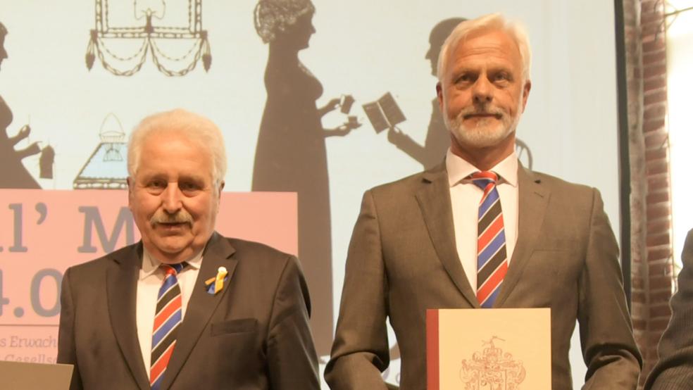 Auch Helmuth Brümmer aus Bunderhee (rechts) gehört zu den Ostfriesen, die im Rahmen der Oll Mai-Veranstaltung in Emden für ihr Engagement geehrt wurden. Links neben ihm: Landschaftspräsident Rico Mecklenburg.  © privat