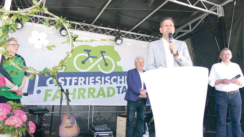 Umweltminister Olaf Lies hielt beim 1. Ostfriesischen Fahrradtag eine Rede und lobte die Organisatoren.  © Foto: Jürgens