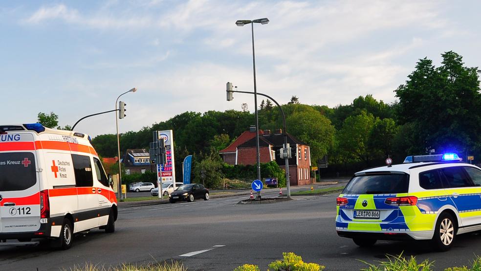Rettungsdienst und Polizei waren heute morgen auf der Kreuzung Spier im Einsatz, bei einem Unfall wurde die 29-jährige Fahrerin eines S-Pedelec schwer verletzt.  © Foto: Wolters