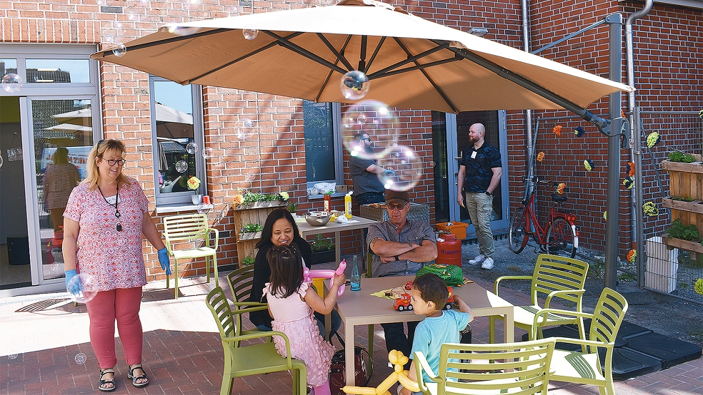 Bunt schillernde Seifenblasen begleiteten draußen das Spielen und Grillen am »Internationalen Tag der Familie« im Bunder Familienzentrum.  © Fotos: Kuper