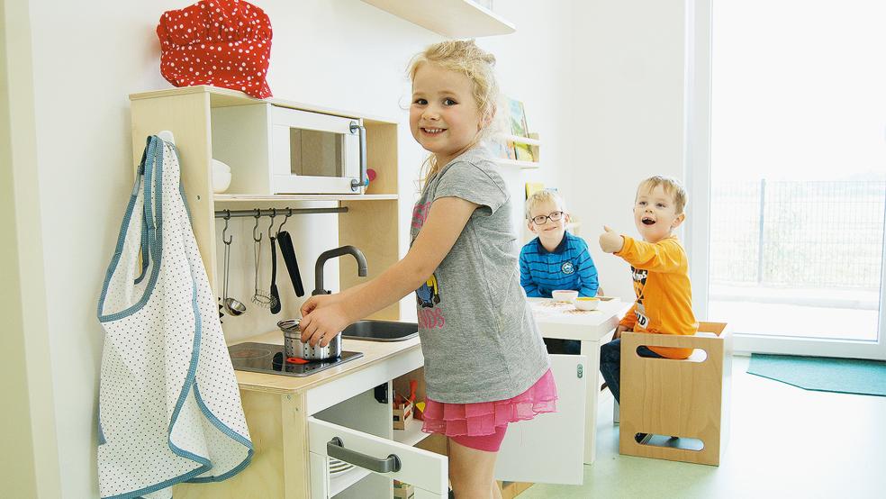 Mira hatte nach der Eröffnung der FiLius-Kindertagesstätte an der Floorenstraße in Weener am 15. Oktober 2018 ihren Spaß in der »Kinderküche«. Wie Jarik und Enno (hinten rechts) gehörte das Mädchen zu den ersten Kindern, die dort aufgenommen wurden.  © Archivfoto: Hoegen