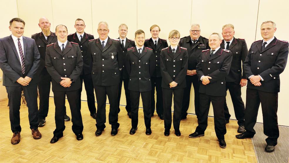 Die Beförderten und Gewählten der Ortsfeuerwehr Bunderhee und ihre Gäste: (von links) Bürgermeister Uwe Sap, Frank Leemhuis, Andre Schwanewedel, Hendrik Stirler, Ortsbrandmeister Tobias Stirler, Holger Broß, Wilko Meinema, Kai Kromminga, Heike Stirler, Gemeindebrandmeister Ingfried Battermann, Stefan Listewnik, Ortsvorsteher und Fachausschussvorsitzender Lukas-Enno Oltrop und der stellvertretende Ortsbrandmeister Matthias Lauts.  © Foto: Himstedt