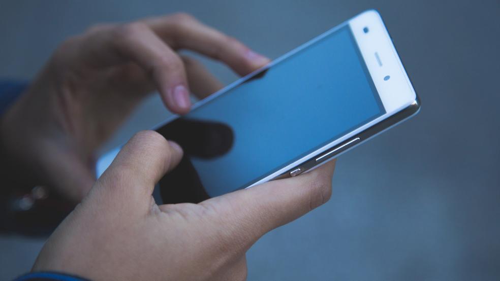 Um 2800 Euro geschädigt worden ist eine Frau aus Jemgum, die Opfer eines betrügerischen Handy-Nachricht über WhatsApp wurde.  © Foto: Pixabay