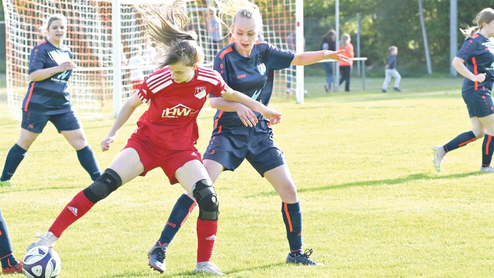 Gegen den TSV Lammertsfehn (rote Trikots) mussten sich die Fußballerinnen der SG Heidjer/Wymeer mit 2:6 geschlagen geben.  © Foto: privat