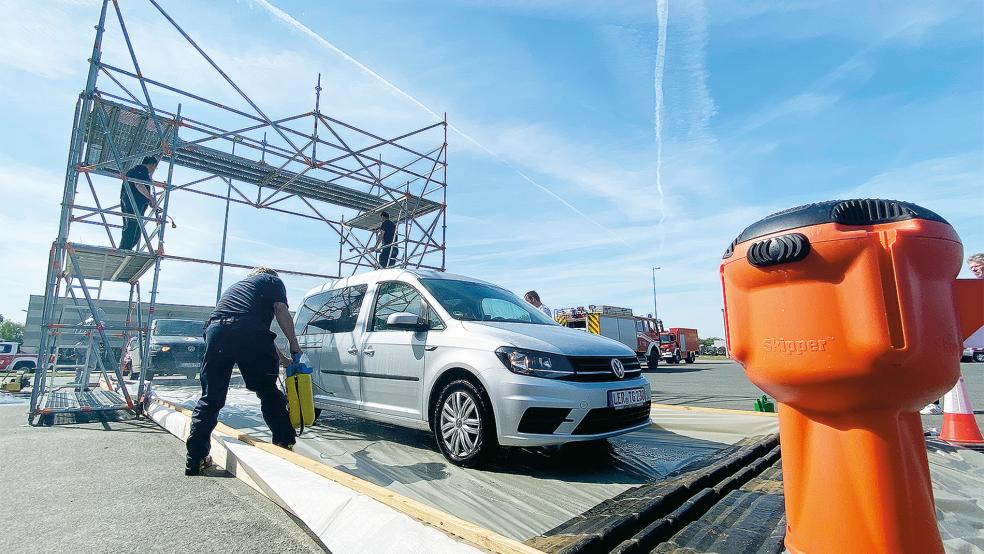 »Waschstraße« gegen das Virus: In einer Dekontaminationsschleuse werden die Fahrzeuge der Tierärzte gesäubert.  © Fotos: Hanken