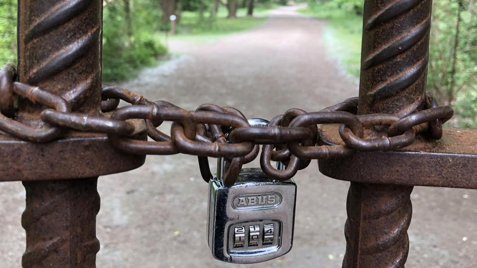 Erst Vandalismus, nun die Gefahr von umstürzenden Bäumen: Der Hessepark bleibt geschlossen, bis Wege und Flächen wieder sicher betreten werden können. © Busemann