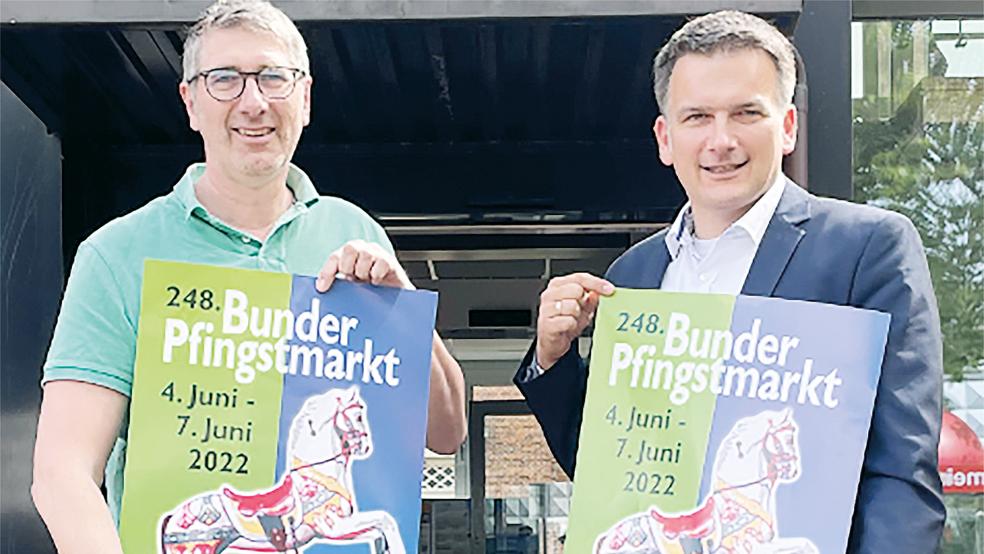 Freuen sich auf den 248. Bunder Pfingstmarkt: Fachbereichsleiter Jörg Siemering (links) und Bürgermeister Uwe Sap.  © Foto: Gemeinde Bunde