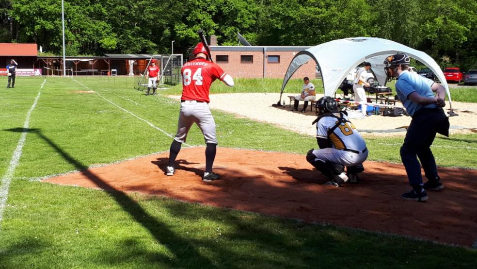 Martin Kruithoff (rotes Trikot) steht in Wehden am Schlagmal.  © Foto: privat