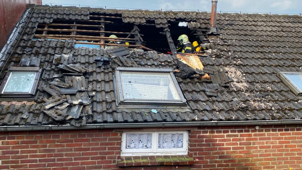 In Dornum ist ein Dachstuhl in Brand geraten. © privat
